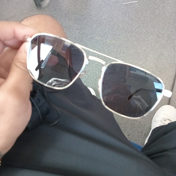 Shades/sunglasses - Picture 2 of 3